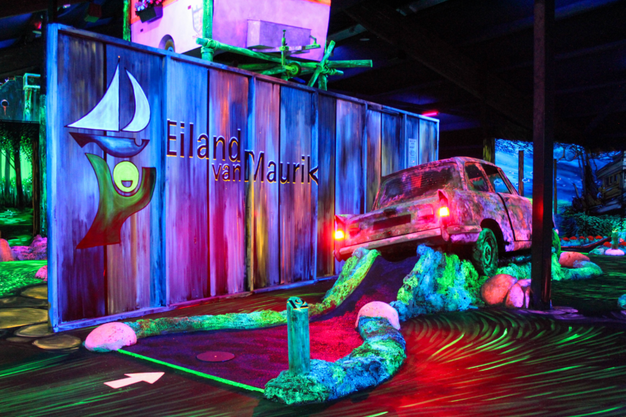 Golf in the Dark omgeving met een auto die gloeit