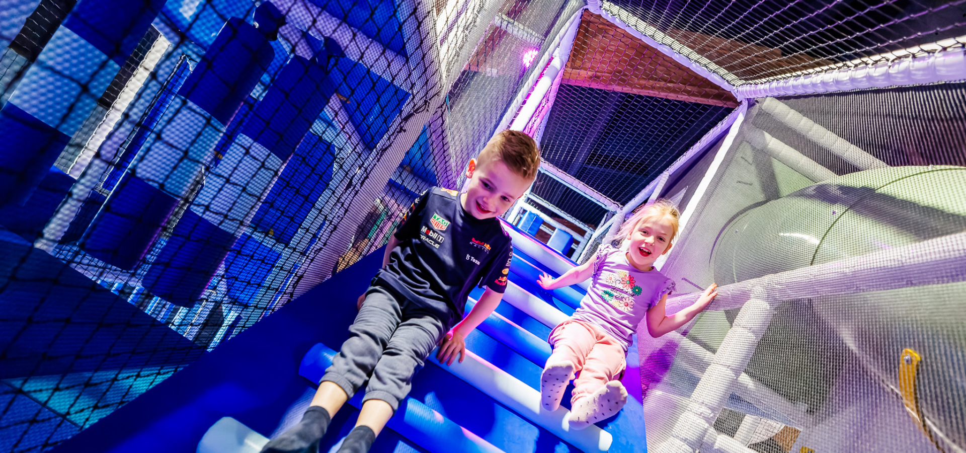 Kinderen die aan het spelen zijn in het speelparadijs Eiland Avontura