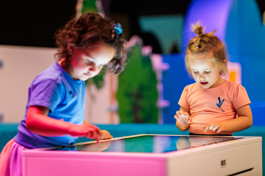Peuters die de speeltafels ontdekken in het speelparadijs Eiland Avontura