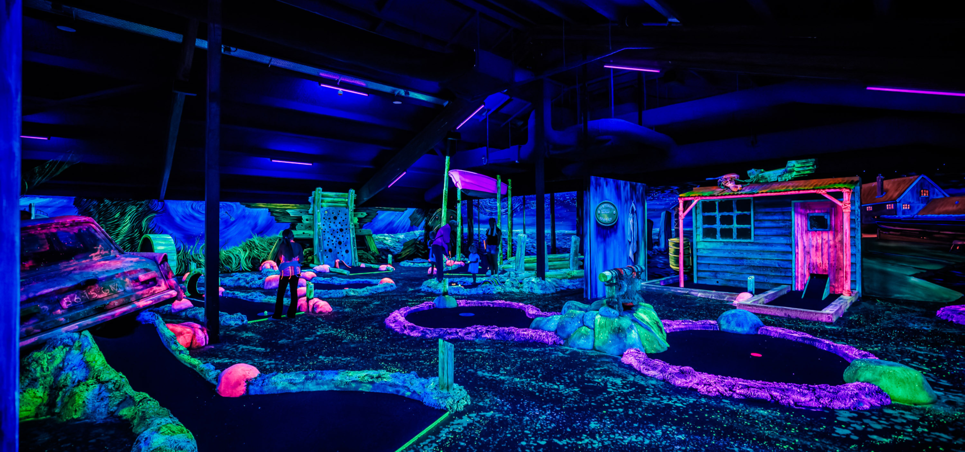 Overzicht van de Glowgolfbaan in Family Entertainment Center Mauk