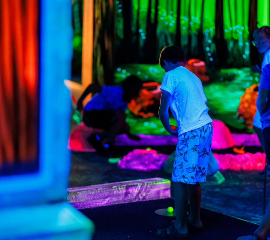 Kinderen spelen midgetgolf in het donker in Mauk