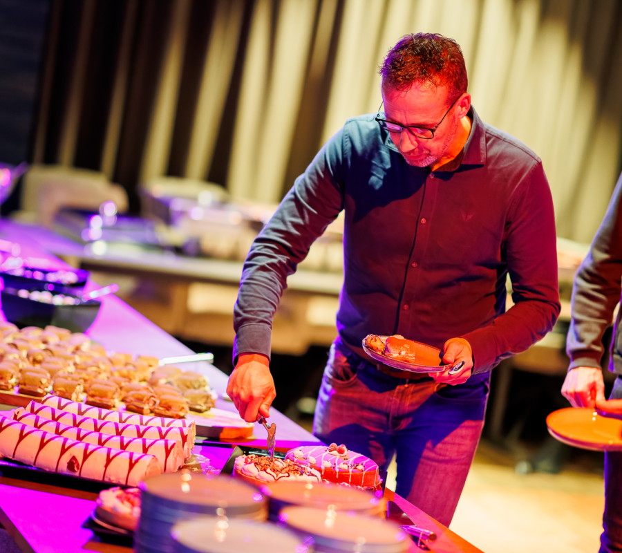 Een man die aan het genieten is van een buffet in Mauk