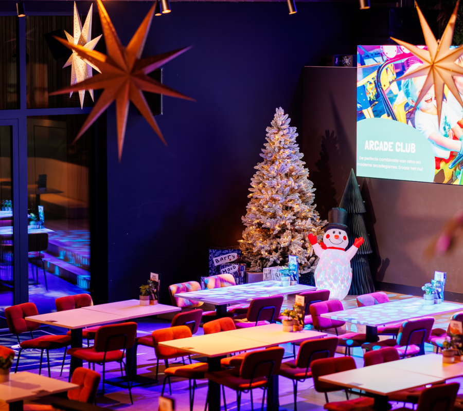 Mauk café die volledig versiert is in kerstversiering